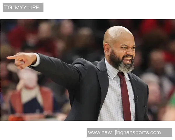 邓弗里斯谈被换下的不满情绪期待球队未来表现更佳