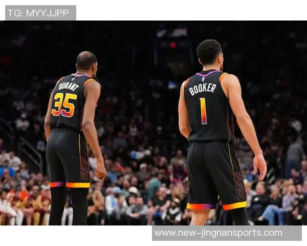 布克表现抢眼半场17分助力球队进攻火力全开次节独得11分展现个人能力